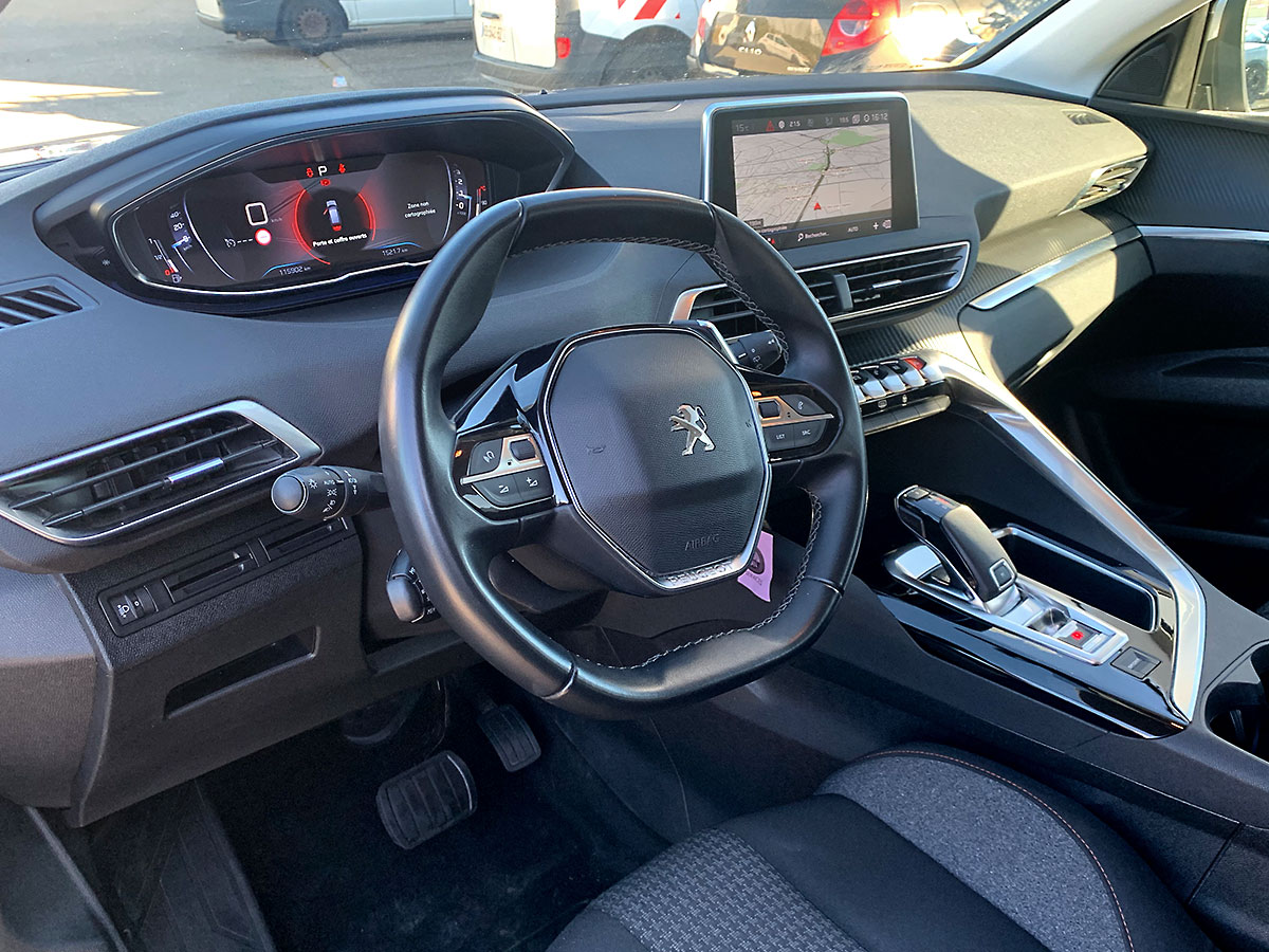 Peugeot 3008 2019 Active Business EAT8 cockpit