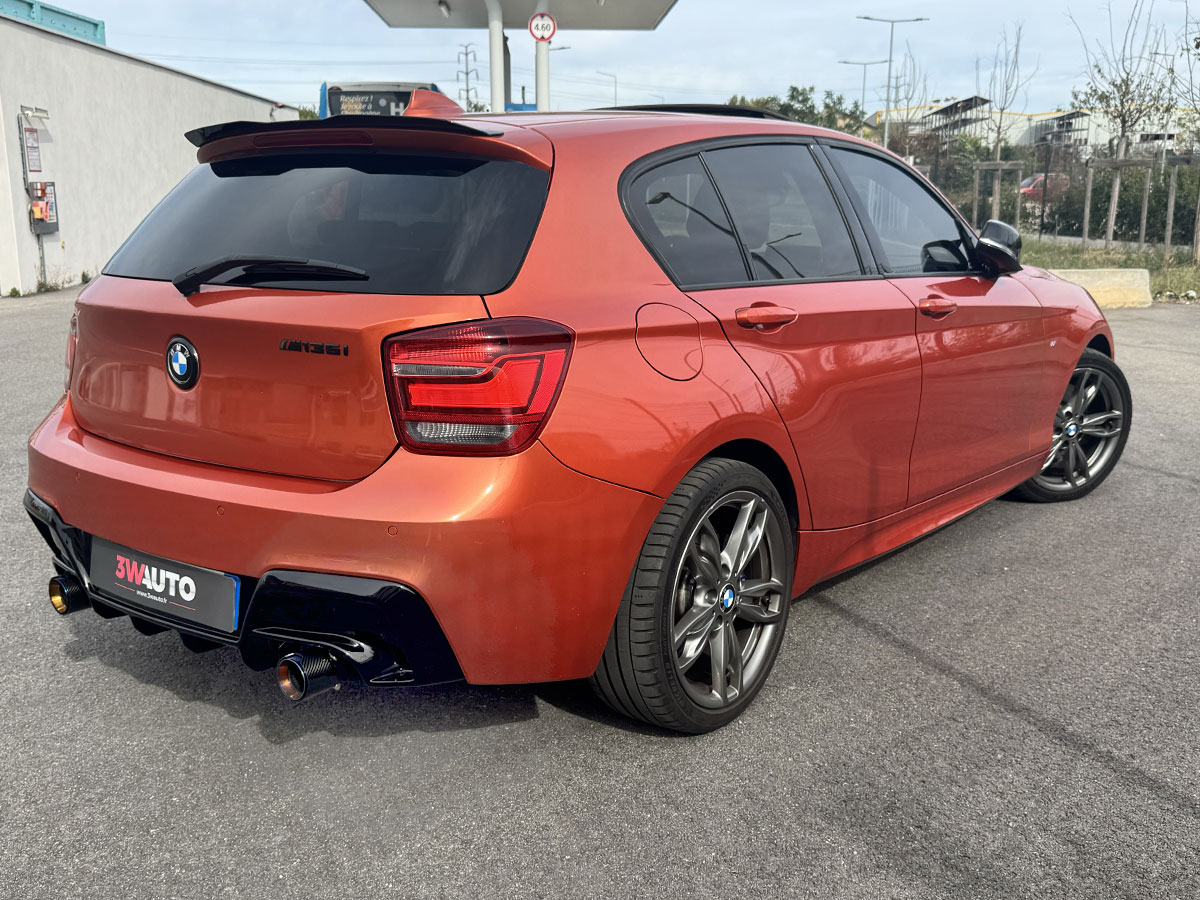 BMW M135i F20 Orange Valencia vue de trois quart arrière droit