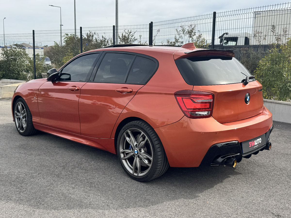 BMW M135i F20 Orange Valencia vue de trois quart arrière