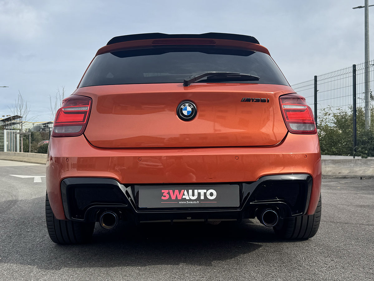 BMW M135i F20 orange Valencia avec diffuseur Maxton Design